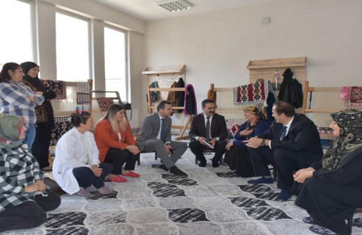 Vali yardımcısı, meslek edindirme kurslarını gezdi