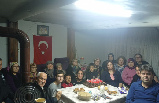 100.yaşına giren yaşlı kadına, torunları sürpriz doğum günü yaptılar