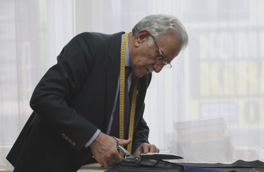 Çocukluğunda gazete satarken terziliğe başladı, 63 yıldır terzilik yapıyor