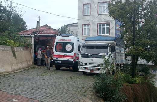Kocaeli'de su giderini temizlemek için çatıya çıkan kişi düşerek ağır yaralandı