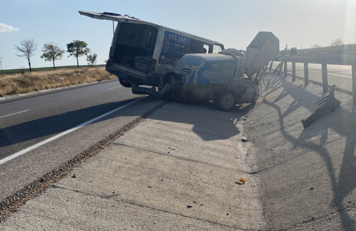 Konya'da arkasında tekerlekli beton makinesi bulunan minibüs bariyerlere çarptı