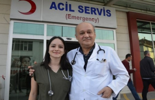 Bursa İnegöl'de baba kız aynı hastanede doktorluk yapmanın mutluluğunu yaşıyorlar
