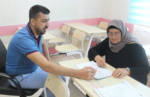 Yalova'da 66 yaşındaki yaşlı kadın mesajlaşmak için okuma yazma öğreniyor