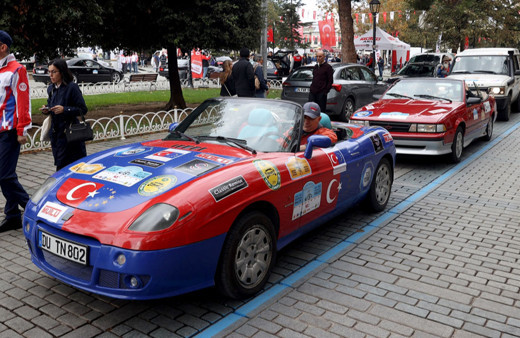 17. Doğu-Batı Dostluk Rallisi'nin startı Sultanahmet Meydanı'nda verildi