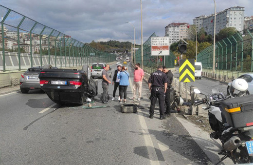 İstanbul'daki Haliç Köprüsü'nde otomobil devrildi!