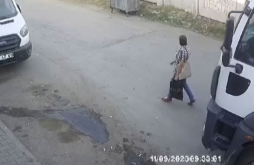 Mersin'de kamyonun altında kalan kadın öldü!