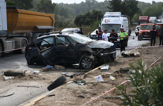 Yolcu otobüsüyle otomobil çarpıştı: 1 kişi öldü, 3 kişi yaralandı!