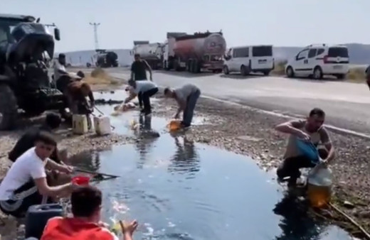 Akaryakıt tankeri devrildi, ellerine ne geçtiyse yakıtla doldurdular! Bidon, poşet, şişe...
