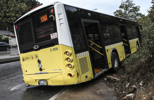 Ümraniye'de virajı alamayan özel halk otobüsü kaldırıma çıktı