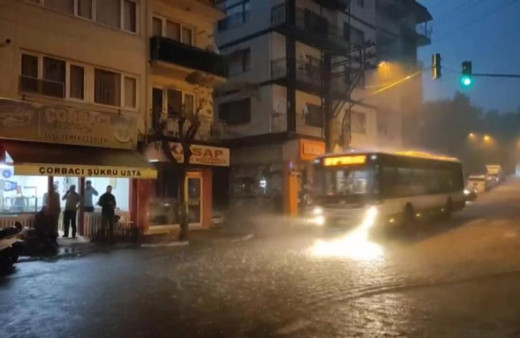 Bursa güne yağmur ve şimşeklerle uyandı