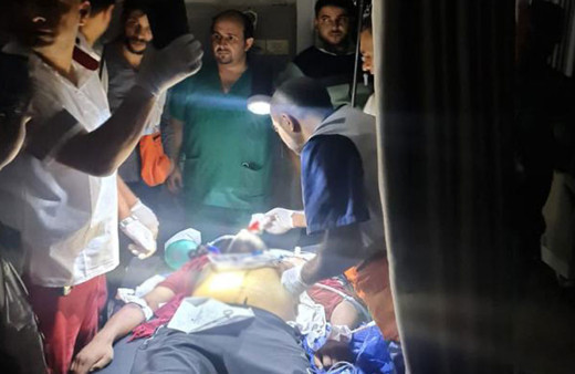 Gazze'de ameliyatlar el feneri ışığında yapılıyor