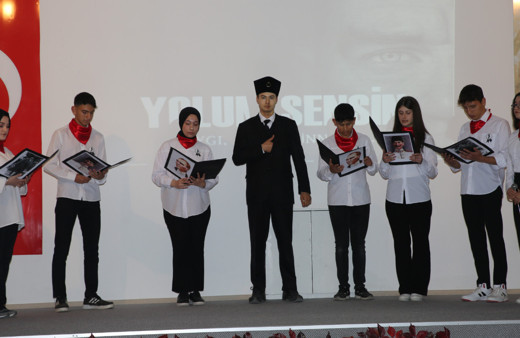 Afyonkarahisar'da öğrencilerinden katılımcıları duygulandıran program