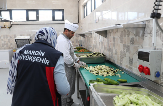 Mardin’de ihtiyaç sahiplerinin yüzünü güldürecek aşevi hizmette, 10 bin kişilik kapasitesi var