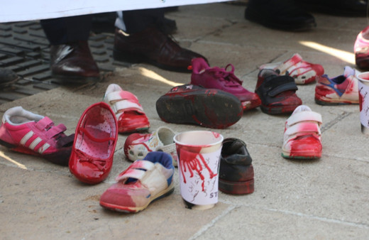 Şanlıurfa’da kanlı çocuk ayakkabıları ile Gazze'deki katliama dikkat çekildi