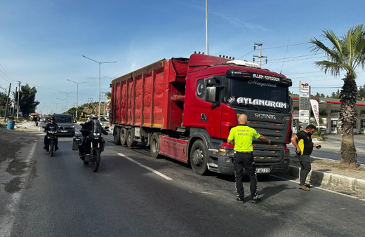 Milas'ta tırın çarptığı yaşlı adam yaralandı