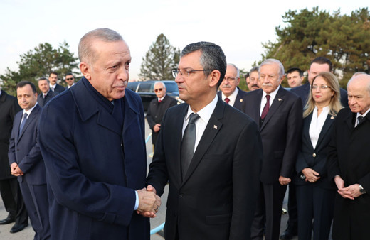 İlk karşılaşma! Cumhurbaşkanı Erdoğan ile CHP lideri Özgür Özel Anıtkabir'de tokalaştı