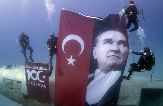Kaş’ta 10 Kasım nedeniyle özel dalış gerçekleştirildi