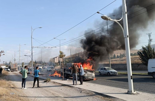 Seyir halindeki kamyonet cayır cayır yandı!