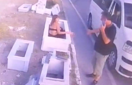 Genç kadın boş mezara girdi yoldan geçen adam onu görünce