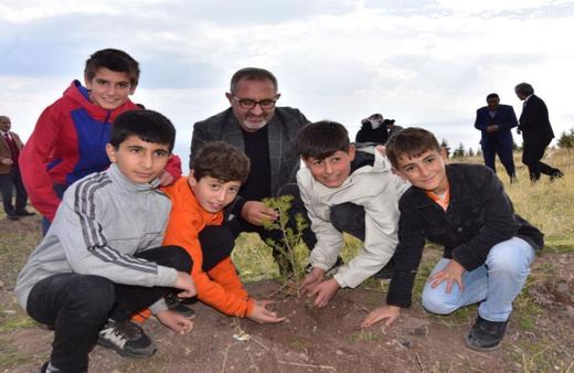Ahlat’ta çam fidanları toprakla buluştu