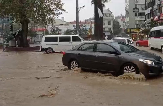 Balıkesir Edremit'te yağış sebebiyle gün adeta geceye döndü