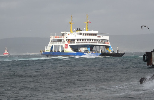 Fırtına nedeniyle Çanakkale Boğazı’ndaki tüm feribot seferleri durduruldu