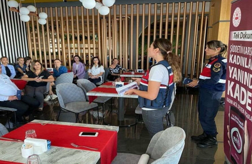 Aydın'da jandarma ekipleri hotel çalışanlarını kadına şiddete karşı bilgilendirdi