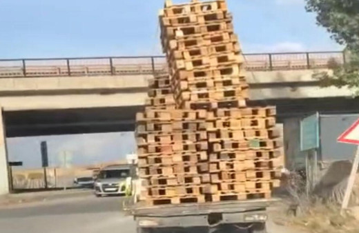 Eskişehir'de onlarca paleti kamyonet kasasına iple bağlayıp taşıdı