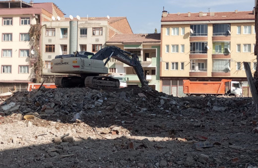 Malatya’da büyük yıkım yaşayan ağır hasarlı binaların yıkımı sürüyor
