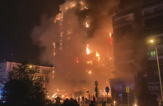 Bursa'da yıldırım düşmesi sonucu 10 katli bina alev alev yandı! İşte o onlar...