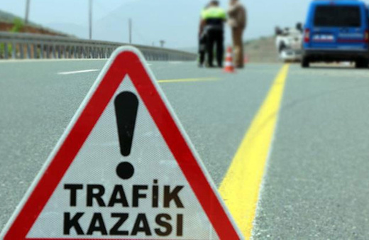 Karaman’da çarpışan otomobillerden biri takla attı