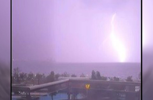 İzmir Körfezine düşen yıldırım böyle görüntülendi!