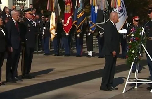 ABD Başkanı Biden'in kafası yine karıştı! Törende şaşırdı ne yapacağını askere sordu! İşte o anlar...