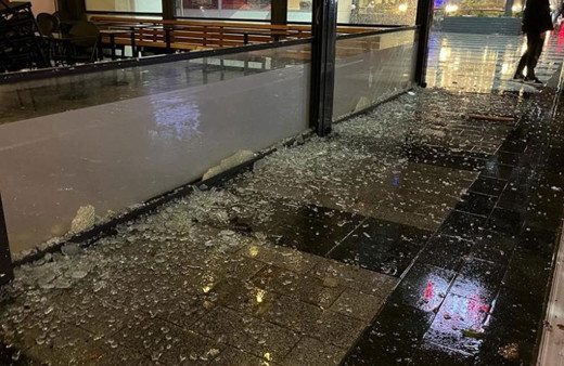 İsrail protestosunda olay çıktı! Kahve zinciri şubesinin camlarını kırdılar