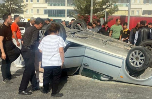 Kamyon kırmızı ışıkta duran otomobile çarptı: 5 kişi yaralandı!