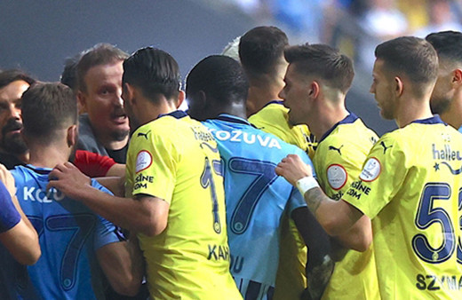 Boğazına yapışıp yere indirdi VAR da görmedi! Pozisyon için Fenerbahçe'den tepki: Sokak kavgası mı, futbol maçı mı?