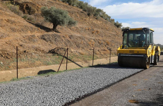 Efeler’in ekipleri yolları yeniliyor