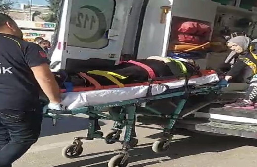 Yaralı eşinin elini hiç bırakmadı