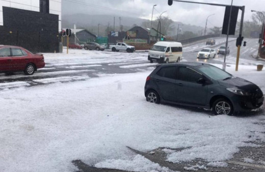 Güney Afrika’da şiddetli dolu yağışı, sokaklar beyaza bürüdü