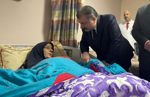 Bombardımandan sağ kurtulan kadın anlattı Bakan Fahrettin Koca dinledi