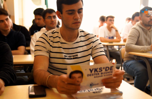 Üniversiteye hazırlanan gençlere YKS hazırlık seti hediye edildi
