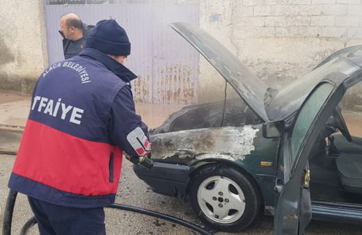 Çorum’da park halinde olan araç aniden yanmaya başladı