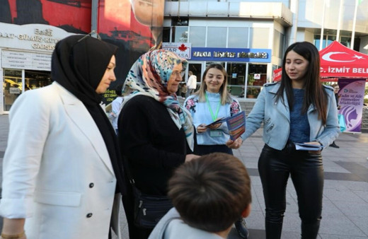 İzmit Belediyesine bağlı diyetisyenler sokaklarda diyabete karşı bilgilendirdi