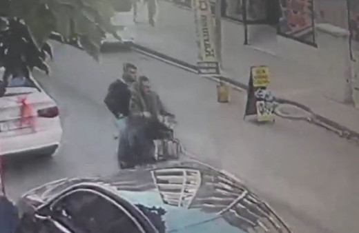 Batman’da park halindeki otomobile çizerek zarar veren 2 şüpheli güvenlik kamerasına takıldılar