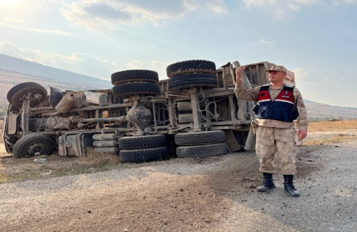 Kilis’te kum yüklü kamyon devrildi, 1 kişi yaralandı