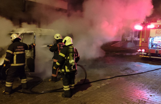 Ordu’da park halindeki minibüs aniden yanmaya başladı