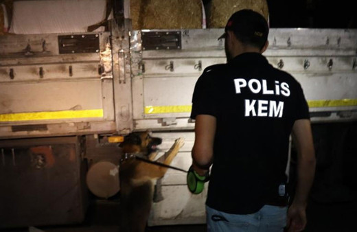 Saman çuvallarının arasında uyuşturucu sevkiyatı