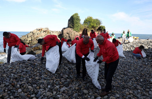 Rize'de kıyı temizliğinde 200 kilo atık toplandı