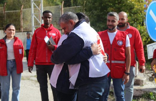 Depremde annesi ve kardeşlerini kaybeden Suriyeli 12 yaşındaki çocuk, babasına kavuştu