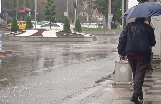 Meteoroloji uyarmıştı, Afyonkarahisar’da şiddetli yağış rüzgarla birlikte etkili oldu